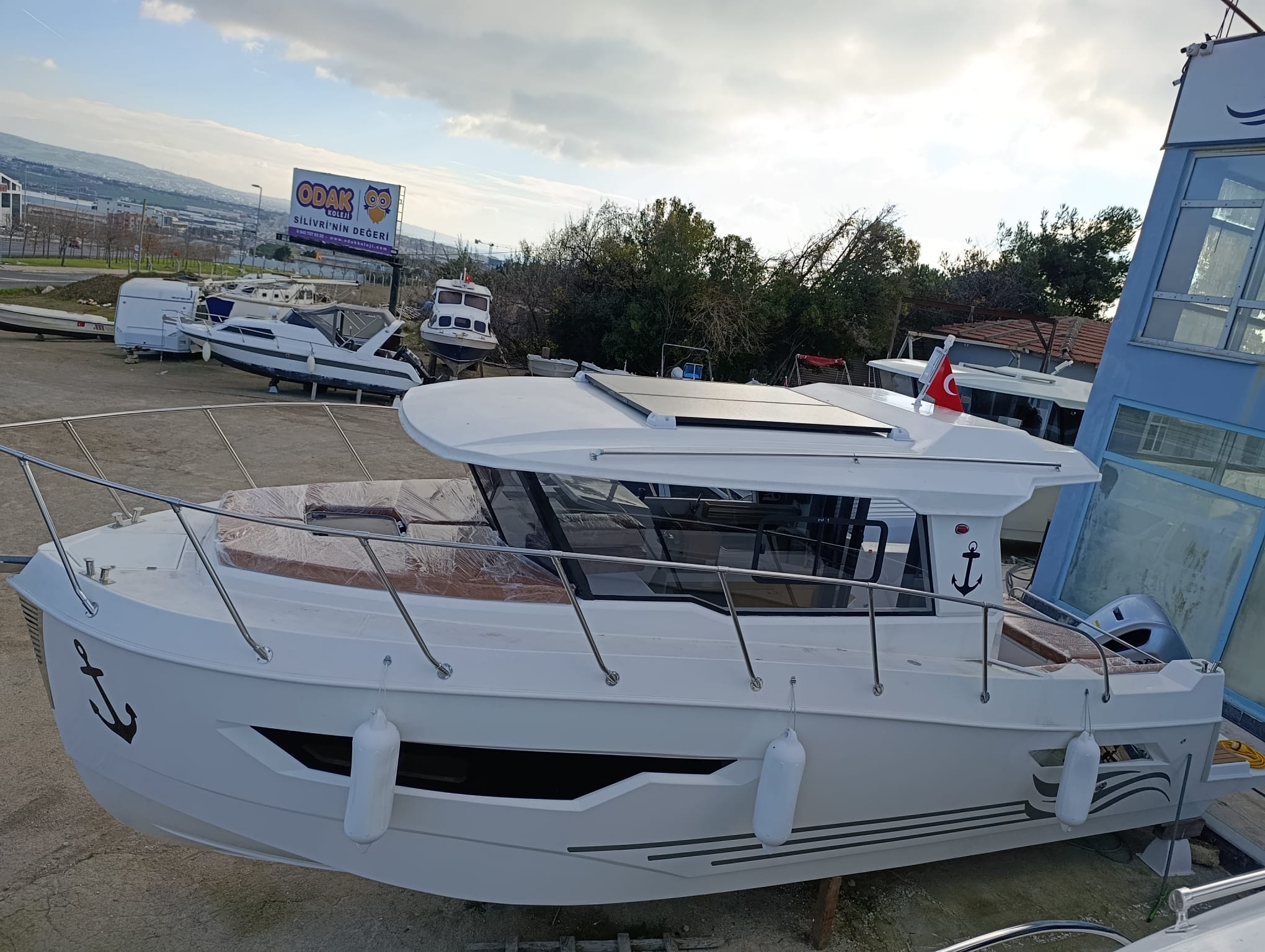 Tavana Entegre Güneş Panelleri ve Baş Güneşlenme