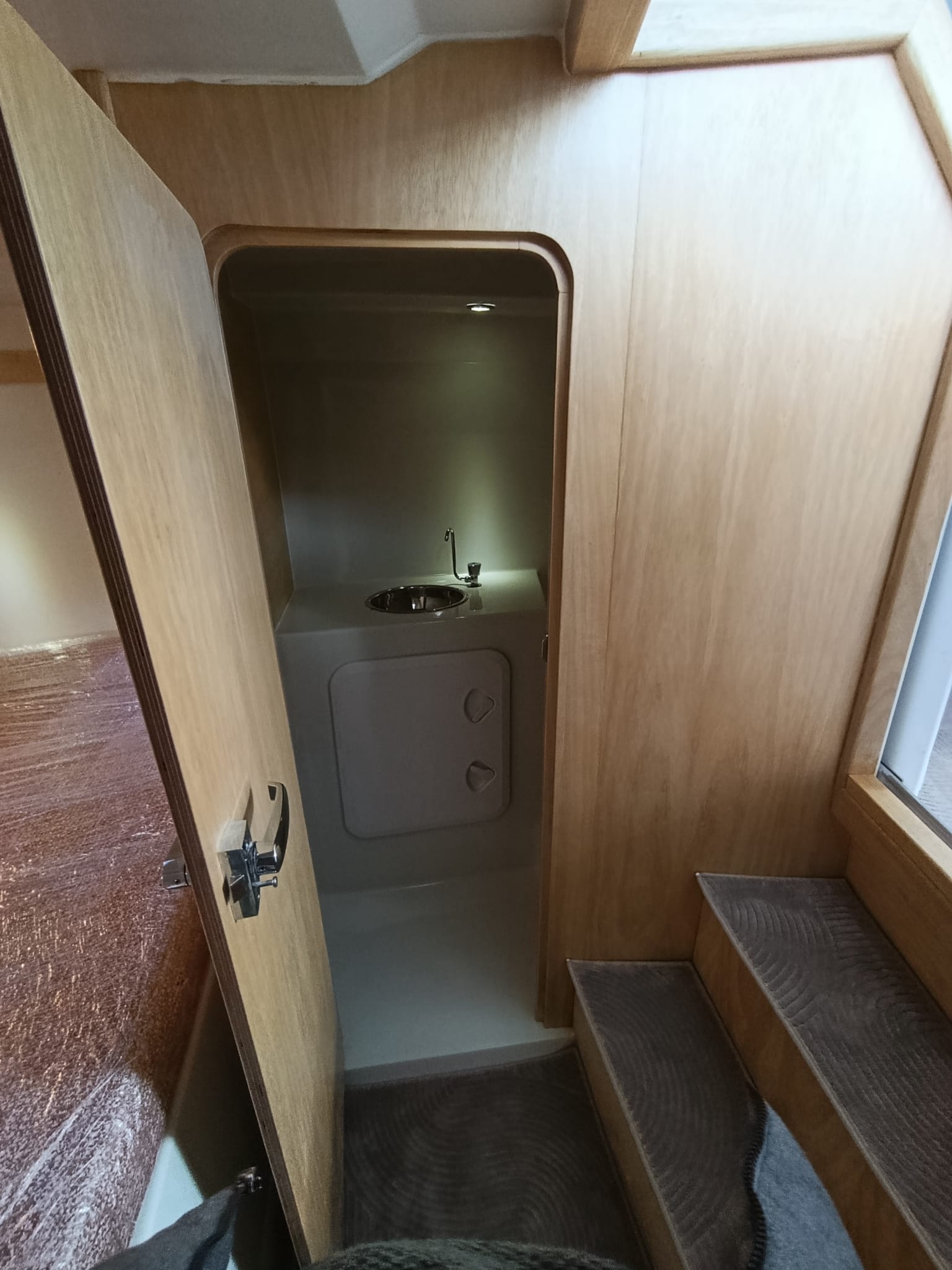 Müstakil Kapalı WC ve Paslanmaz Evye